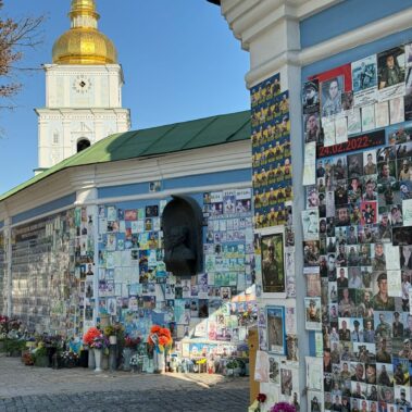 Gedenkstätte in Kiew mit Fotos gefallener Soldaten und Blumen im öffentlichen Raum