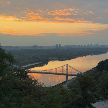 Brücke als Teil der urbanen Verkehrsinfrastruktur in Kiew über dem Fluss Dnipro