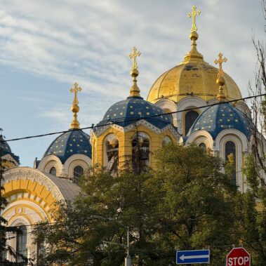Orthodoxe Kirche mit goldenen und blauen Kuppeln im Stadtbild von Kiew