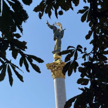 Unabhängigkeitsdenkmal auf dem Maidan in Kiew vor blauem Himmel