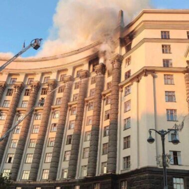 Gebäudeschäden und Brandfolgen nach einem Luftangriff in Kiew