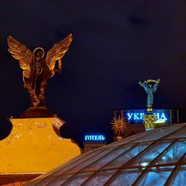 Beleuchtete Skulpturen und Architektur im nächtlichen Stadtbild von Kiew