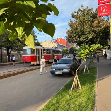 Straßenbahn und Straßenverkehr im öffentlichen Raum von Kiew