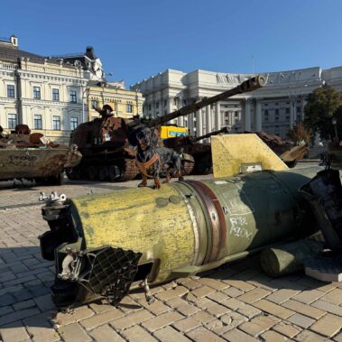 Zerstörte militärische Ausrüstung im öffentlichen Raum in Kiew als Folge des Ukrainekriegs