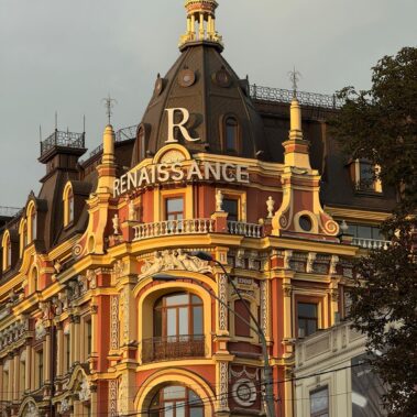 Historisches Gebäude mit verzierter Fassade im Stadtbild von Kiew