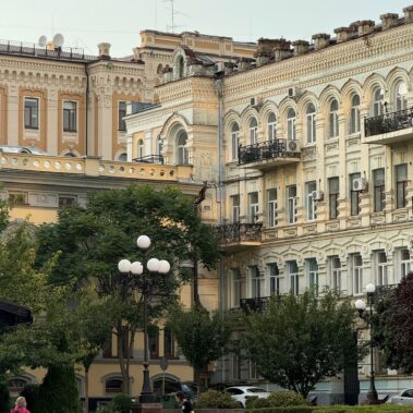 Öffentlicher Platz mit historischer Wohnbebauung im Stadtbild von Kiew