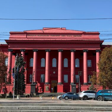 Repräsentatives öffentliches Gebäude mit Säulenfassade im Stadtzentrum von Kiew