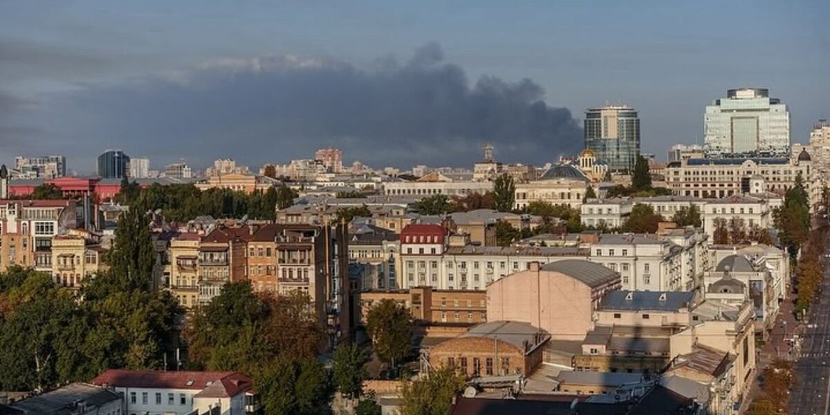 stadtbild-kiew-nach-luftangriff-september-2025 Rauchentwicklung über Kiew nach dem Luftangriff in der Nacht vom 6. auf den 7. September 2025