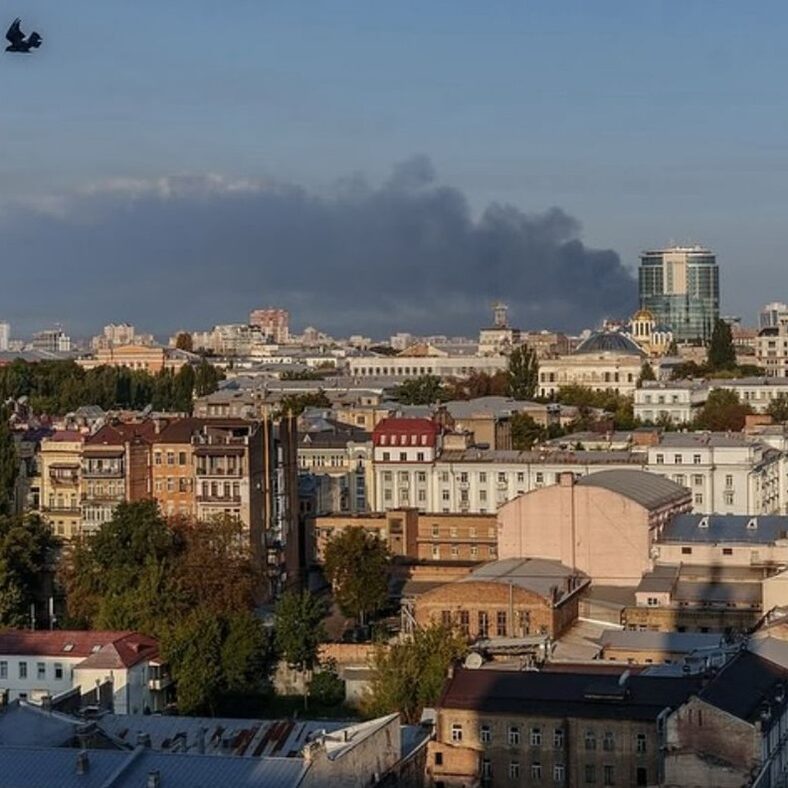 stadtbild-kiew-nach-luftangriff-september-2025 Rauchentwicklung über Kiew nach dem Luftangriff in der Nacht vom 6. auf den 7. September 2025