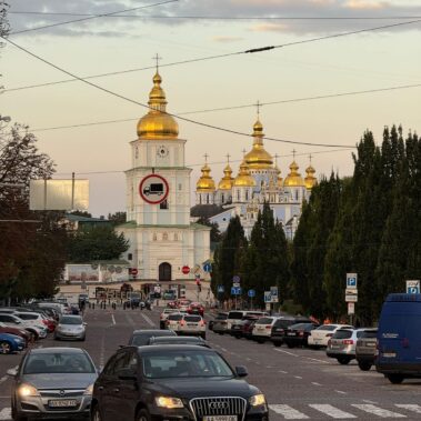 Straßenverkehr und urbaner Raum in Kiew mit Blick auf historische Architektur
